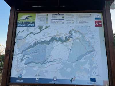 ...e da un tabellone che raffigura la mappa della gravina